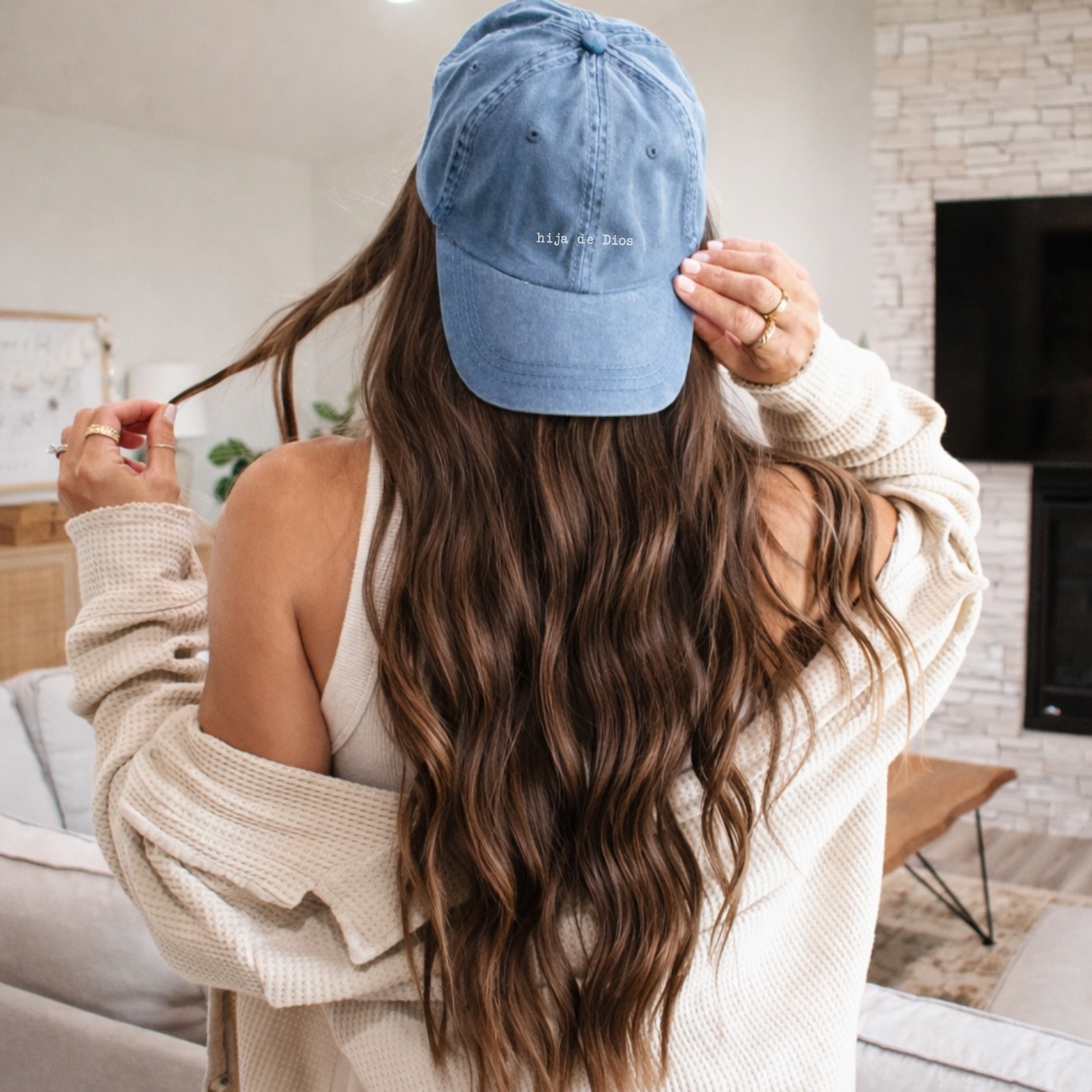 Gorra cafe cristiana con texto Hija de Dios