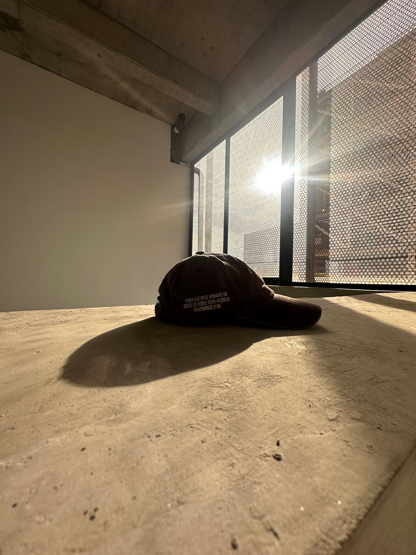Gorra cafe cristiana con referencia a Filipenses 2:10