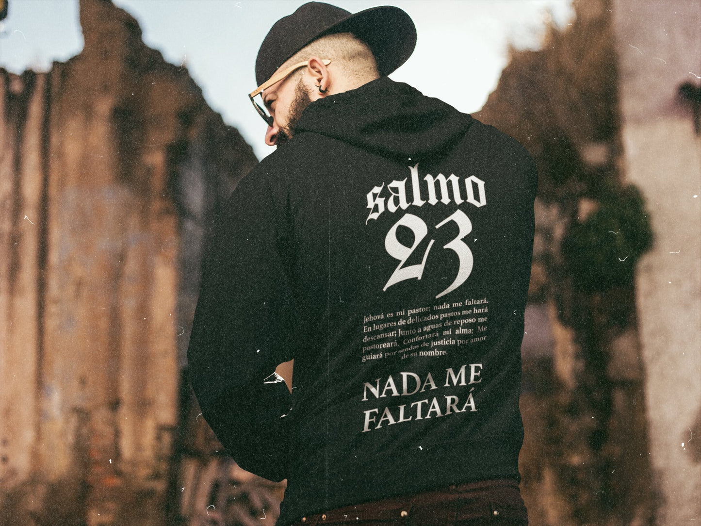 Sudadera negra con texto Salmo 23