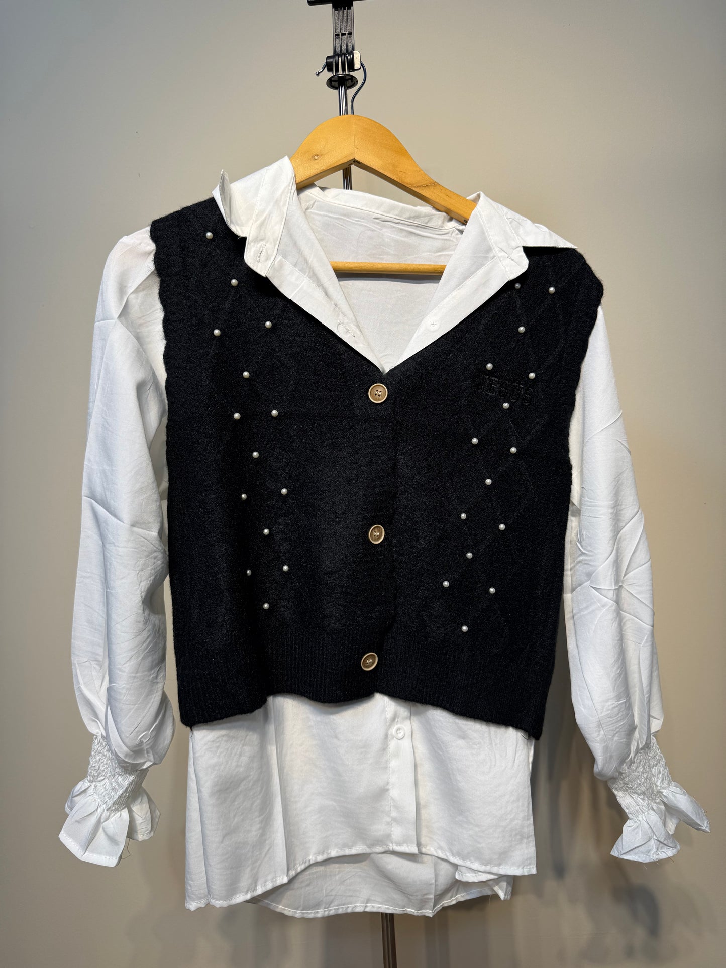 LIVE · Blusa con Chaleco perlado Jesus